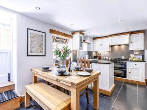 3 Bed in Cheltenham oc-ptree