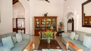 Coconut Grove villa w cook pool