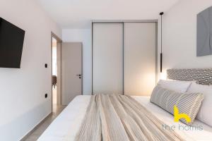 A1 Stylish 2BR APT w Balcony and Parking, Kingbed