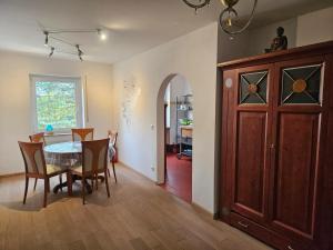 Residence Moai - Riverside - Monteur Apartment - kostenloser Parkplatz, WLAN, Waschtrockner, Smart TV