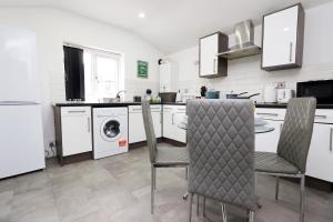 1BDR Apartment By Homesy Short Lets & Serviced Accommodation Cardiff With Free Parking & WiFi