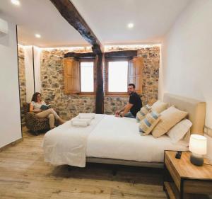 El Patio de Vespasiano-Calera- vistas a la iglesia junto al puerto