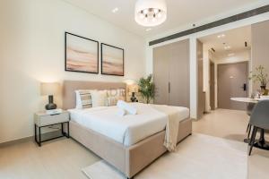 Prime Location, Walking Distance to Circle Mall, Minutes Drive from Dubai Marina and Palm Jumeirah - Binghatti Aurora, JVC by Deluxe Holiday Homes