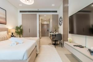 Prime Location, Walking Distance to Circle Mall, Minutes Drive from Dubai Marina and Palm Jumeirah - Binghatti Aurora, JVC by Deluxe Holiday Homes