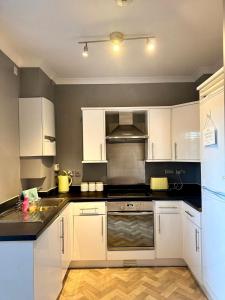 Modern Flat, Central Oxford and Private Parking