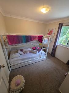 VIVID - Lake Macquarie Cosy House, heated pool, ev station, fireplace 1 hour from Sydney