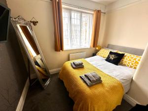 The Tudors Modern 3-Bed Home with Fast WiFi, Private Drive & Near Town Center