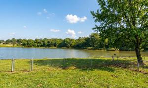 3BR Lakefront in Nashville with BBQ & Hot Tub