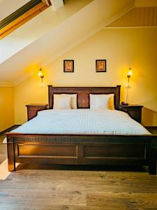 Joy City Stay Studio Ruby Red Retreat