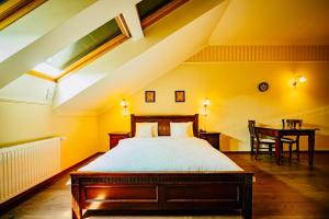 Joy City Stay Studio Ruby Red Retreat