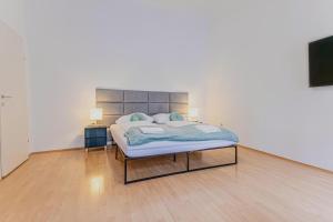 Spacious Two Bedroom Apartment Near Stadthalle