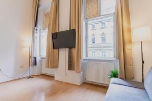 Spacious Two Bedroom Apartment Near Stadthalle