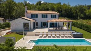 Luxury villa Edoardo with pool in Visinada