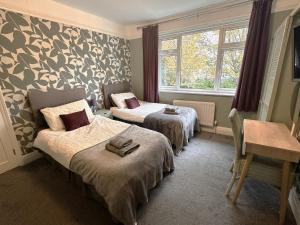 The Tudors Modern 3-Bed Home with Fast WiFi, Private Drive & Near Town Center