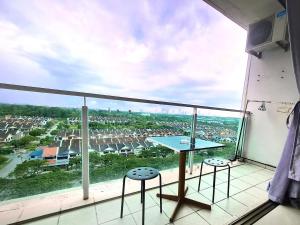 Warm studio balcony city view Palazio Apartment Mount Austin by GDRAGON HomeStay