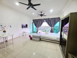 Warm studio balcony city view Palazio Apartment Mount Austin by GDRAGON HomeStay