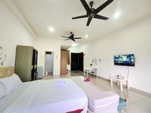 Warm studio balcony city view Palazio Apartment Mount Austin by GDRAGON HomeStay