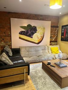 Gorgeous 4BR Oxford Apartment with Church and City Views