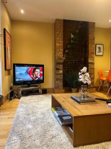Gorgeous 4BR Oxford Apartment with Church and City Views