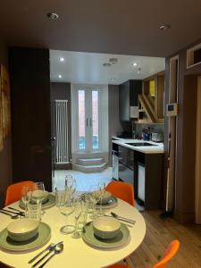 Gorgeous 4BR Oxford Apartment with Church and City Views