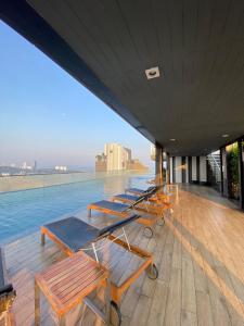 The Base - Nice Room In Middle Town