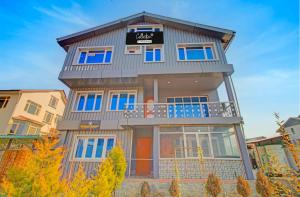 Collection O Kursoo Rajbagh Formerly Mid Valley Residency