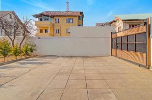 Collection O Kursoo Rajbagh Formerly Mid Valley Residency