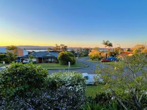 Sunny Lakeview Lodge- Perfect for Family & Friends