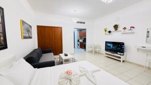 Q04 Luxury studio with balcony near bus stop