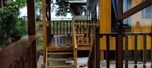 Wood Cabin by the bay or Awnon Beach at Time Travel Club