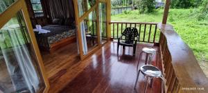 Wood Cabin by the bay or Awnon Beach at Time Travel Club