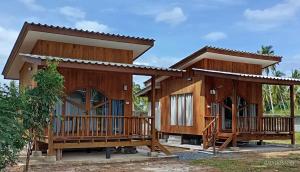Wood Cabin by the bay or Awnon Beach at Time Travel Club