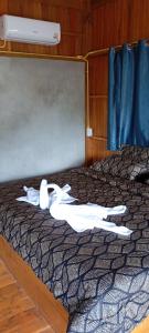 Wood Cabin by the bay or Awnon Beach at Time Travel Club