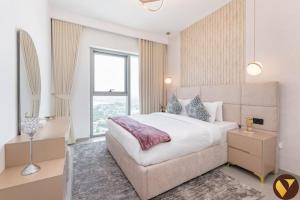 Vogue Vacation Homes, Downtown Views II with Direct Access to Dubai Mall Via a Climate Controlled Bridge, One Bedroom Apartment with Balcony and City View