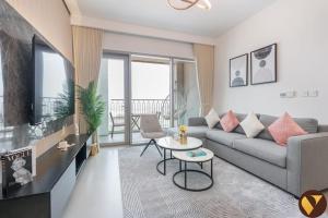 Vogue Vacation Homes, Downtown Views II with Direct Access to Dubai Mall Via a Climate Controlled Bridge, One Bedroom Apartment with Balcony and City View