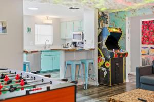 Mermaid-Shark 6BR House With Pool, Jacuzzi - Steps to Siesta Key Beach