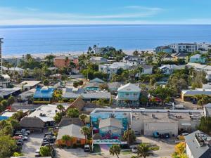 Mermaid-Shark 6BR House With Pool, Jacuzzi - Steps to Siesta Key Beach