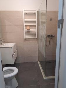Apartament 2 camere Bragadiru 3 paturi peste drum de McDonalds parcare gratuita
