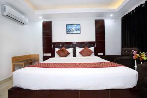 Hotel White Grand - near ISBT bus stand - A Centrally heated property