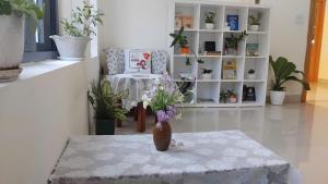 Nhà nhỏ dưới chân đồi