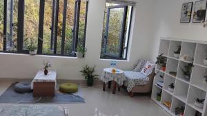 Nhà nhỏ dưới chân đồi