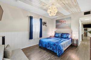 Shark Unit, Pool Jacuzzi Steps to Siesta Key Beach