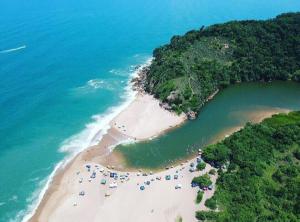Casa com piscina à 100 metros da praia