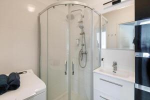 Chic Apartments - City Center - Great Location - Widok street