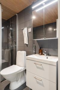 Bright 2BR Apartment with Lake Views, Free Parking & Sauna