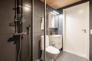 Bright 2BR Apartment with Lake Views, Free Parking & Sauna