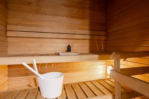 Bright 2BR Apartment with Lake Views, Free Parking & Sauna