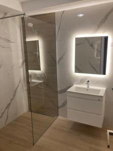 Central Luxury One Bedroom in Varna