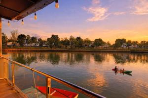 Entire Villa, Ferry Terminal Pickup & Breakfast