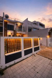 Entire Villa, Ferry Terminal Pickup & Breakfast